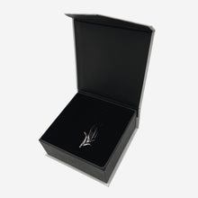 Load image into Gallery viewer, Black Silver Leaf Broach
